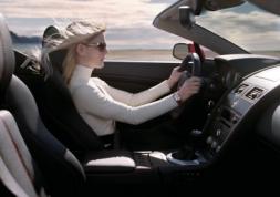 Ces femmes qui ne portent pas leurs lunettes au volant par coquetterie