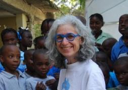 Les lunettes bleues, nouveau symbole de l’action humanitaire