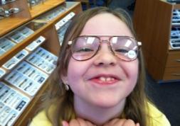 Des lunettes à double foyer pour freiner la myopie infantile