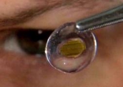 Une lentille de contact de type braille rend la vue aux aveugles !