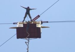 Pas froid aux yeux : un opticien fait le grand saut à 140m du sol