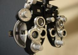 Ophtalmos surchargés: l’adaptation de lentilles confiées à l’opticien 