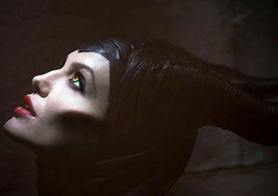 Angelina Jolie sorcière maléfique à cause de lentilles de couleur ! 
