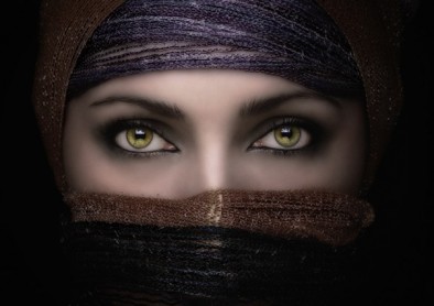 Site islamiste : les lentilles cosmétiques interdites par Allah !