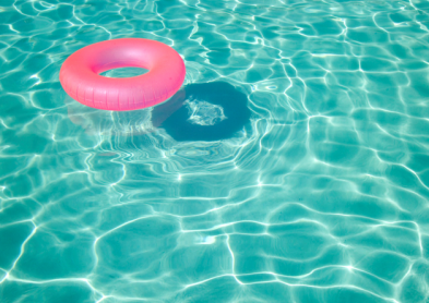 Yeux rouges à la piscine : ce n’est pas le chlore, mais l’urine...