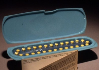 La pilule contraceptive incompatible avec les lentilles de contact ?